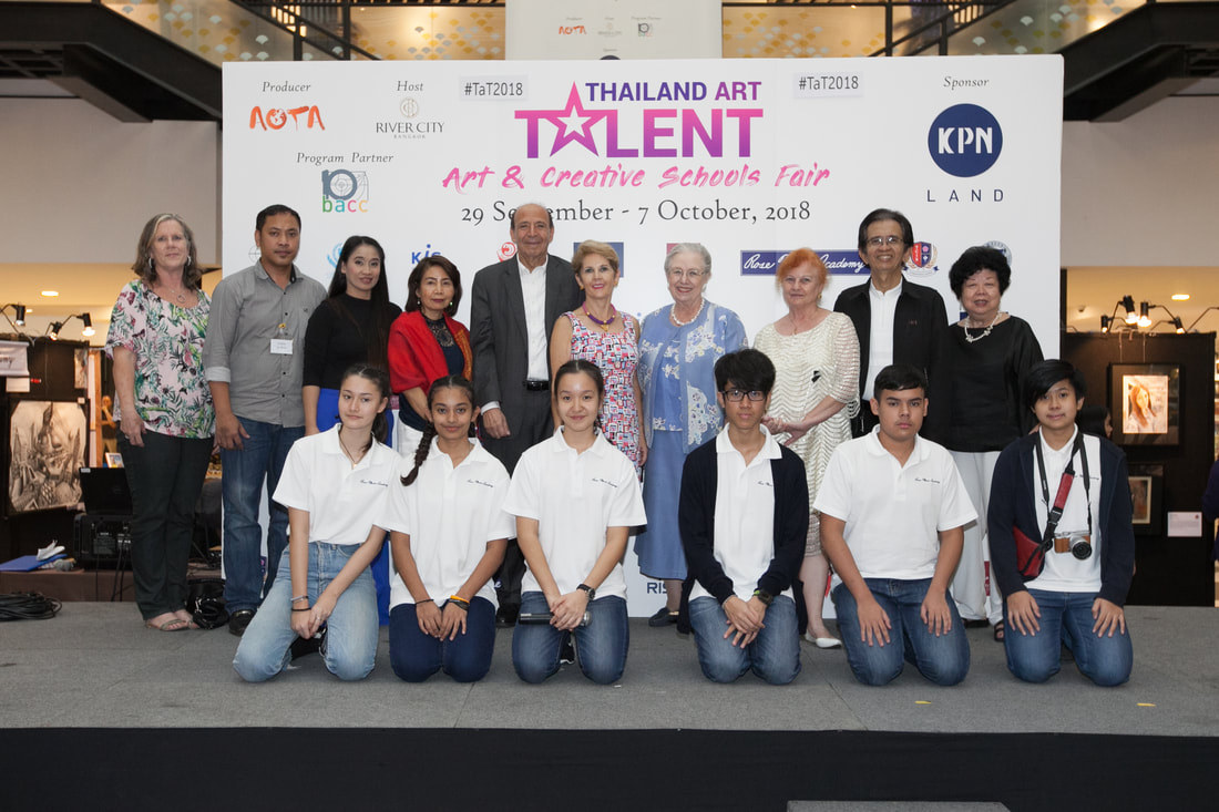 Wattana Students Voting for Paintings